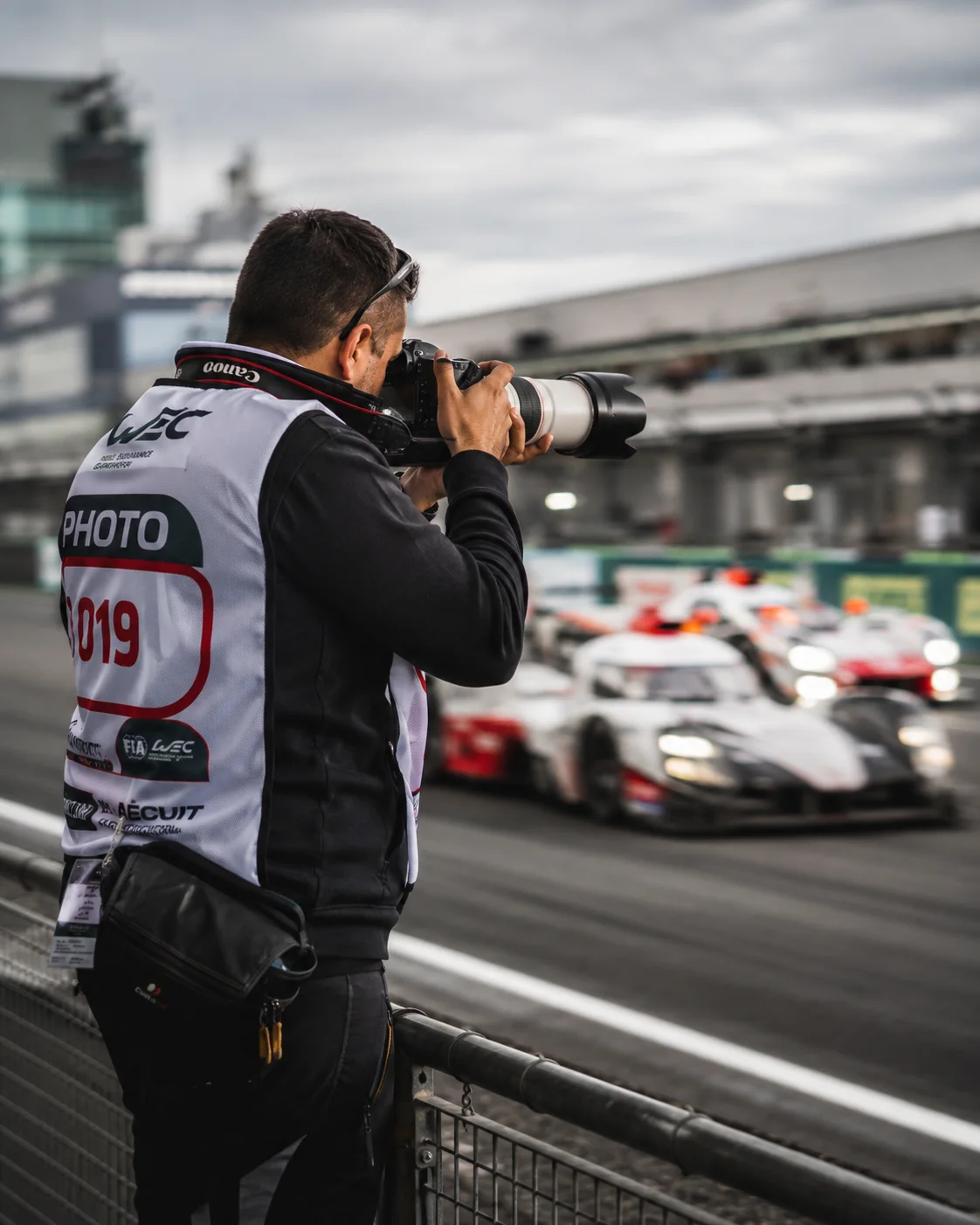 Fotógrafo deportivo trabajando junto a una pista de competición