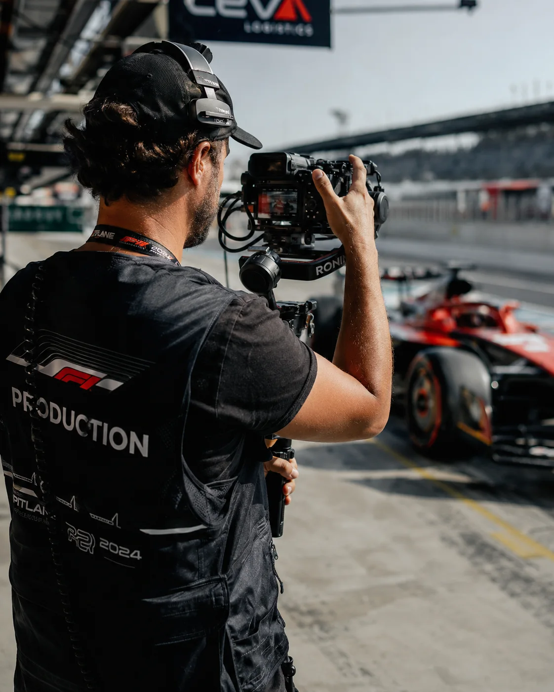 Videógrafo grabando una producción de motorsport en circuito
