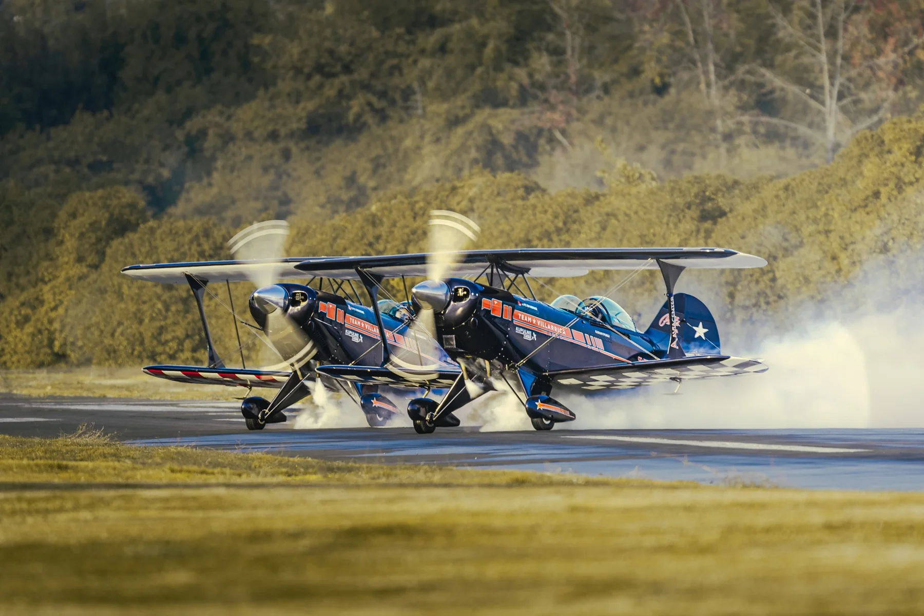 Aviones acrobáticos realizando una maniobra sobre la pista