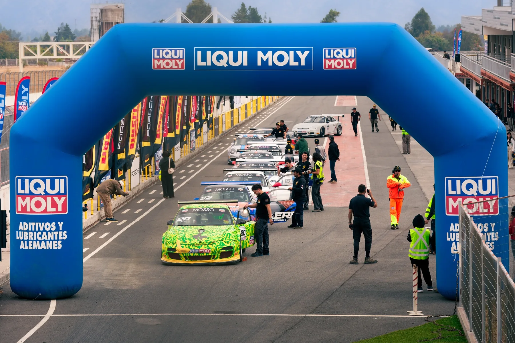 Grilla de autos de competición en el pitlane