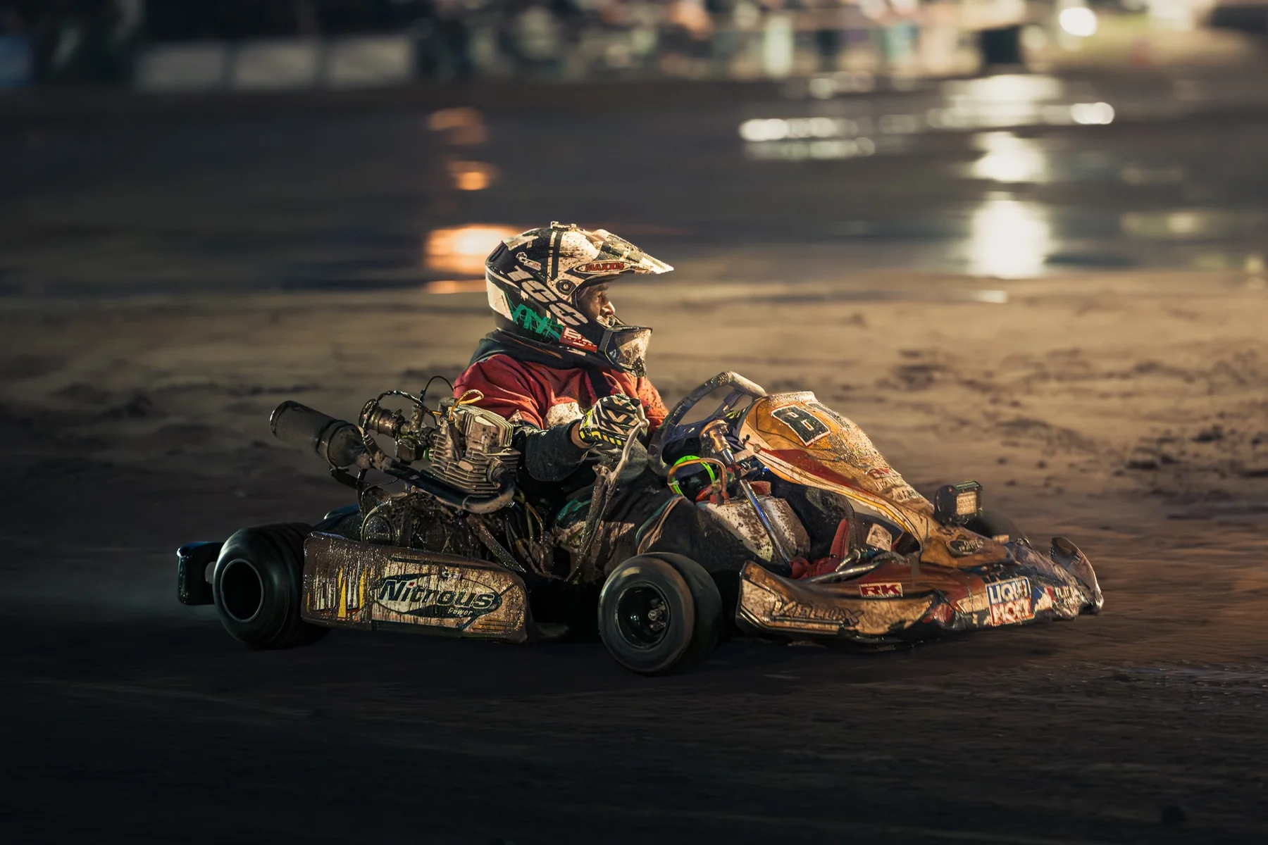 Piloto de karting en competencia nocturna