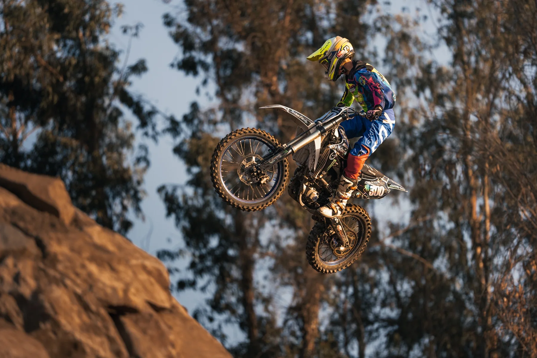 Piloto de motocross durante un salto en pista