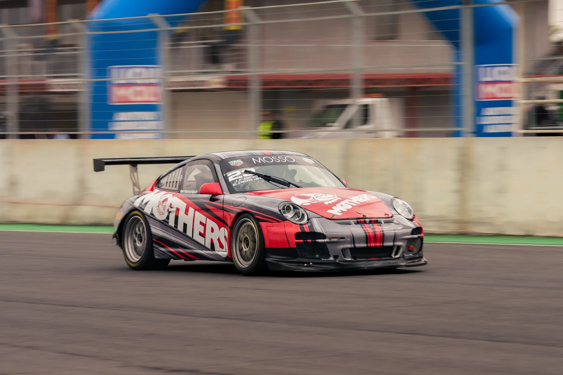 Porsche de competición fotografiado con técnica de barrido