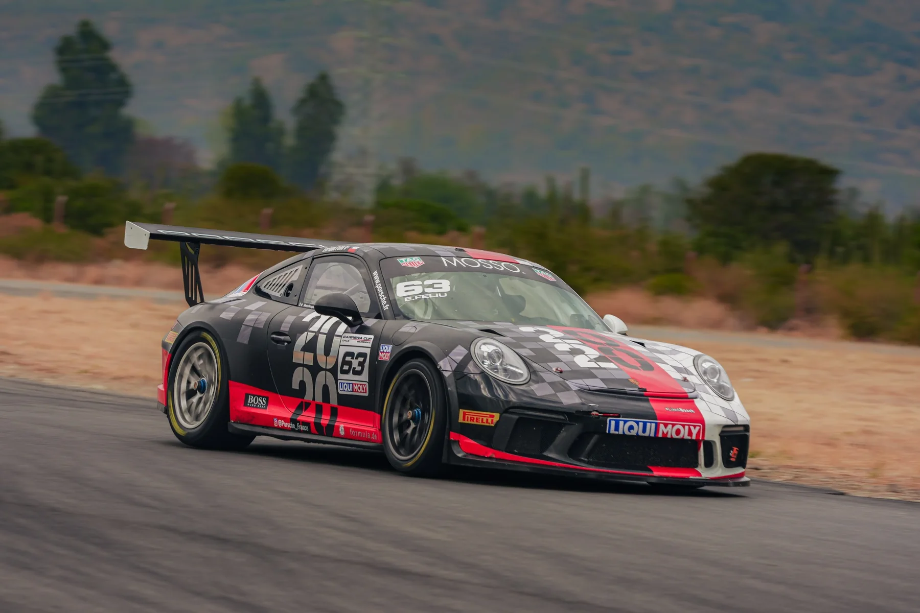 Porsche de carrera trazando una curva en circuito